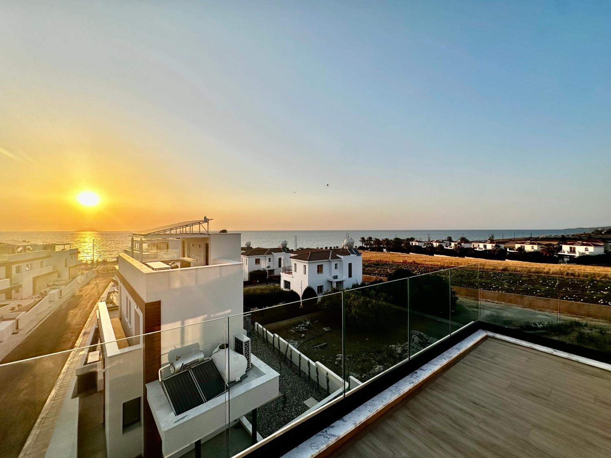 Santa Barbara Seafront Villas W Jacuzzi Pool بافوس المظهر الخارجي الصورة