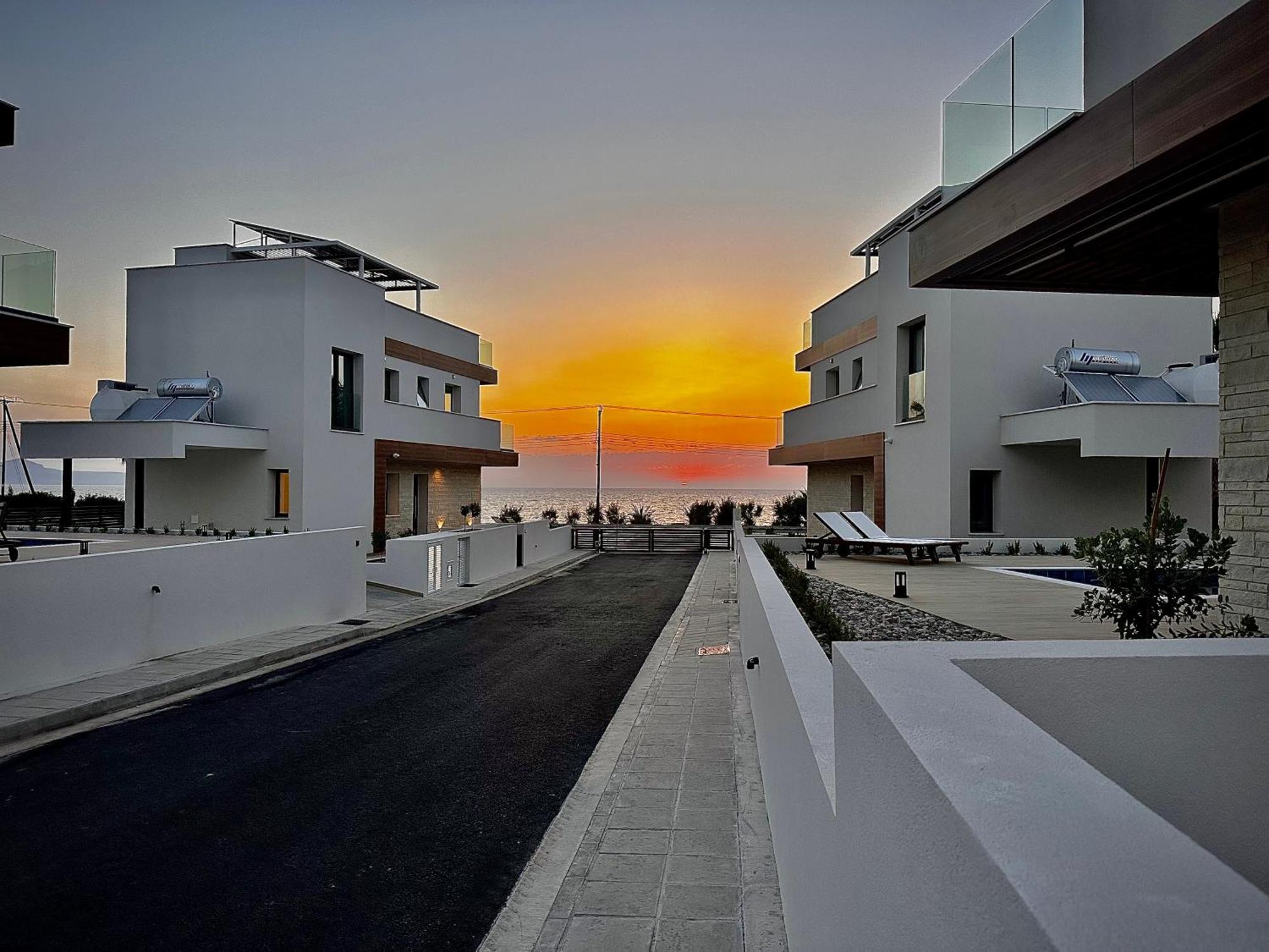 Santa Barbara Seafront Villas W Jacuzzi Pool بافوس المظهر الخارجي الصورة
